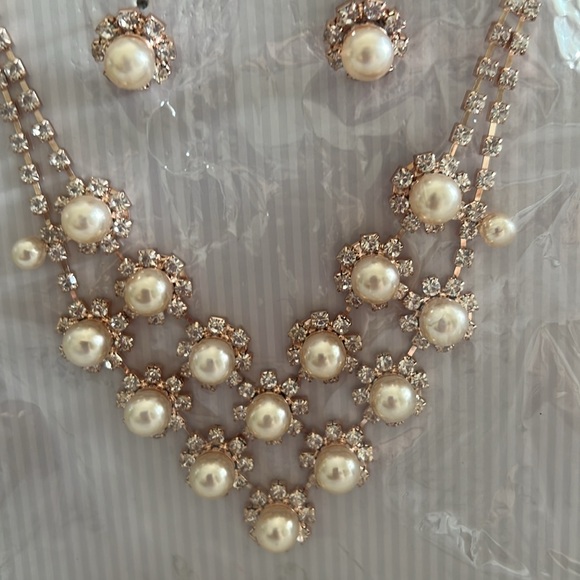 New Jessica McClintock Necklace and Earrings Set - Picture 2 of 3